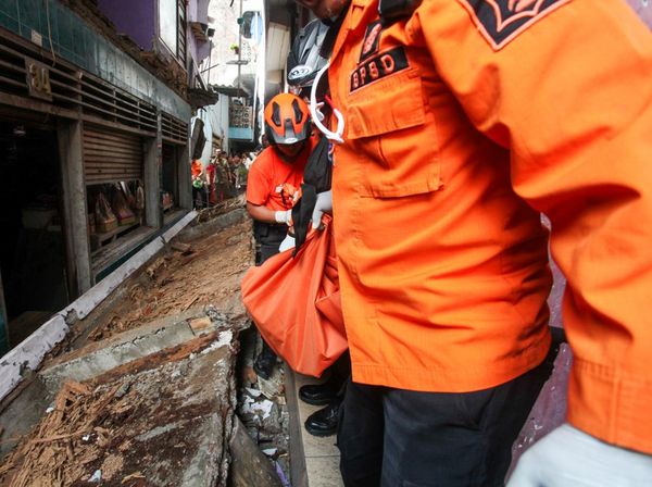 Tembok Balkon Ambruk Tewaskan Satu Orang di Surabaya