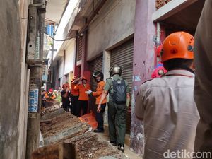 Brukk! Tembok di Pasar Jarak Surabaya Roboh Timpa Warga