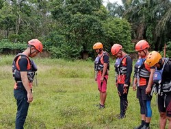Radit Jatuh dari Motor Saat Lintasi Jembatan Gantung, Tim SAR Diturunkan