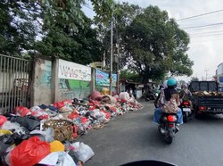 Warga Kesal Tumpukan Sampah Bikin Sempit Jalan di Cimanggis Depok