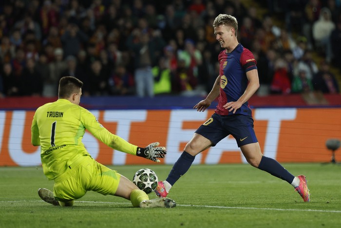 Anatoliy Trubin Benfica's goalkeeper Anatoliy Trubin, left, makes a save after a shot by Barcelona's Dani Olmo during the Champions League round of 16 second leg soccer match between FC Barcelona and SL Benfica at the Lluis Companys Olympic Stadium in Barcelona, Spain, Tuesday, March 11, 2025. (AP Photo/Joan Monfort)