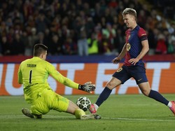 Anatoliy Trubin (Benfica) - sudah bikin 41 penyelamatan di Liga Champions musim ini. Foto: AP/Joan Monfort