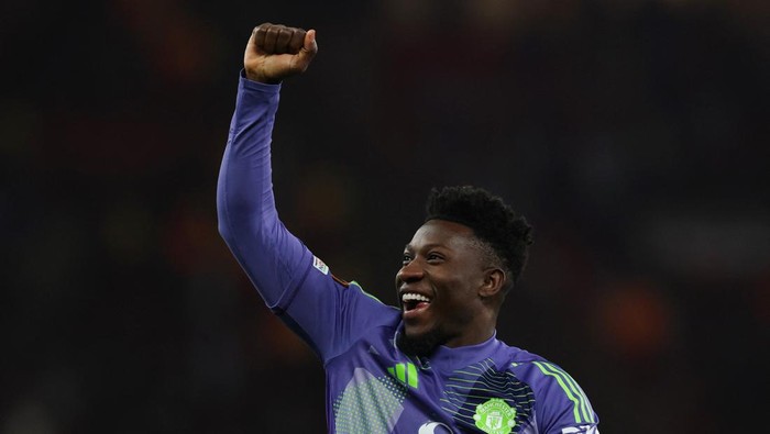 Soccer Football - Europa League - Round of 16 - Second Leg - Manchester United v Real Sociedad - Old Trafford, Manchester, Britain - March 13, 2025  Manchester Uniteds Andre Onana celebrates after the match REUTERS/Phil Noble