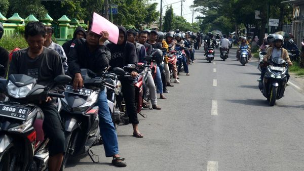 Antrean Bayar Pajak Kendaraan di Samsat Slawi Mengular