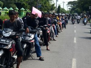 Antrean Bayar Pajak Kendaraan di Samsat Slawi Mengular