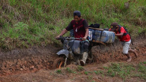 Begini Distribusi BBM ke Daerah Terpencil di Luwu Utara