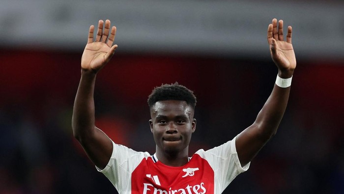 Soccer Football - Premier League - Arsenal v Fulham - Emirates Stadium, London, Britain - April 1, 2025 Arsenals Bukayo Saka celebrates after the match REUTERS/David Klein EDITORIAL USE ONLY. NO USE WITH UNAUTHORIZED AUDIO, VIDEO, DATA, FIXTURE LISTS, CLUB/LEAGUE LOGOS OR LIVE SERVICES. ONLINE IN-MATCH USE LIMITED TO 120 IMAGES, NO VIDEO EMULATION. NO USE IN BETTING, GAMES OR SINGLE CLUB/LEAGUE/PLAYER PUBLICATIONS. PLEASE CONTACT YOUR ACCOUNT REPRESENTATIVE FOR FURTHER DETAILS..