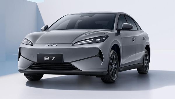 Wujud Sedan Listrik Murah BYD e7 yang Cocok Buat Mobil Taksi