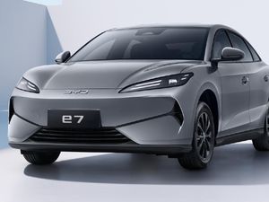 Begini Tampilan Luar-Dalam Sedan Listrik Murah BYD e7