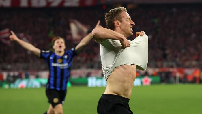 MUNICH, GERMANY - APRIL 08: Davide Frattesi of FC Internazionale celebrates scoring his teams second goal  during the UEFA Champions League 2024/25 Quarter Final First Leg match between FC Bayern München and FC Internazionale Milano at Fussball Arena Muenchen on April 08, 2025 in Munich, Germany. (Photo by Alexander Hassenstein/Getty Images)