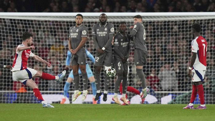 Declan Rice Arsenal's Declan Rice, left, scores his side's opening goal during the Champions League quarterfinal first leg soccer match between Arsenal and Real Madrid at the Emirates Stadium in London, Tuesday, April 8, 2025. (AP Photo/Frank Augstein)