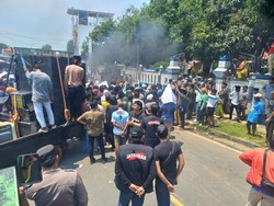 Desak Pilkades Digelar, Ribuan warga Banyuates Sampang Demo-Bakar Ban