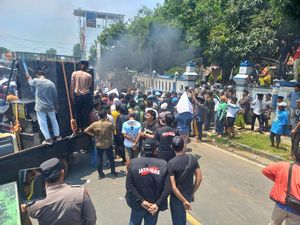 Desak Pilkades Digelar, Ribuan warga Banyuates Sampang Demo-Bakar Ban Desak Pilkades Digelar, Ribuan warga Banyuates Sampang Demo-Bakar Ban