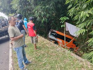 Elf Nyemplung Parit di Banyuwangi Saat Bantu Tarik Mobil Mogok