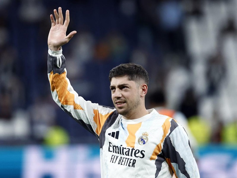 Soccer Football - Copa del Rey - Semi Final - Second Leg - Real Madrid v Real Sociedad - Santiago Bernabeu, Madrid, Spain - April 1, 2025 Real Madrid's Federico Valverde during the warm up before the match REUTERS/Juan Medina