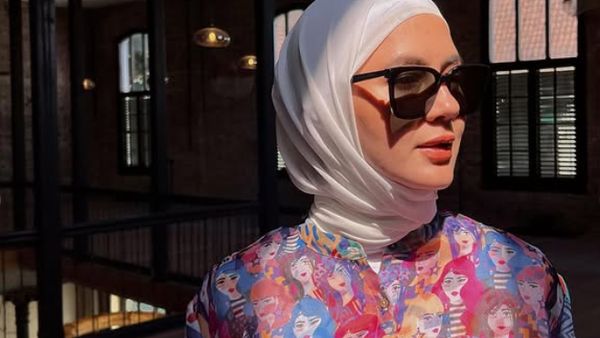 6 Foto Padu Padan Hijab Putih ala Paula Verhoeven Saat Libur Lebaran