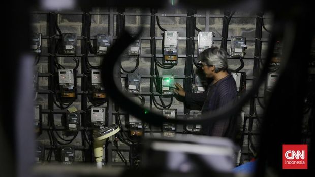 Petugas keamanan rusun memeriksa panel meteran listrik di area Bendungan Hilir, Jakarta, Rabu, 9 April 2025. Badan Pusat Statistik (BPS) mengumumkan inflasi pada Maret 2025 sebesar 1,65 persen secara month-to-month (mtm). Angka ini naik dibandingkan Maret 2024, nan sebesar 0,52 persen. (detikai.com/Safir Makki)