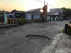Warga Keluhkan Rusak dan Berlubangnya Jalan Angkasa Cirebon