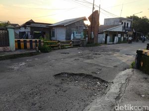 Warga Keluhkan Rusak dan Berlubangnya Jalan Angkasa Cirebon Warga Keluhkan Rusak dan Berlubangnya Jalan Angkasa Cirebon