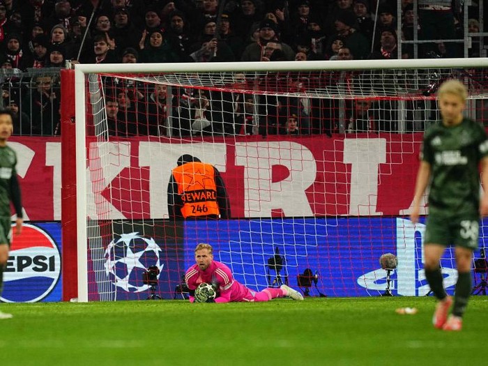 Kasper Schmeichel of Celtic FC  controls the ball during the UEFA Champions League 2024/25 knock out round match between FC Bayern München and Celtic FC at Allianz arena, Munich, Germany on February 18, 2025.  (Photo by Ulrik Pedersen/NurPhoto via Getty Images)