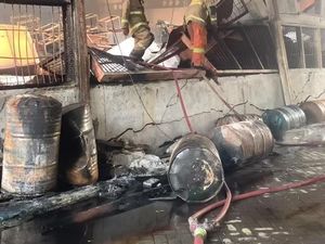 Hampir 15 Jam PMK Jinakkan Api yang Membakar Gudang Sandal Ardiles Hampir 15 Jam PMK Jinakkan Api yang Membakar Gudang Sandal Ardiles