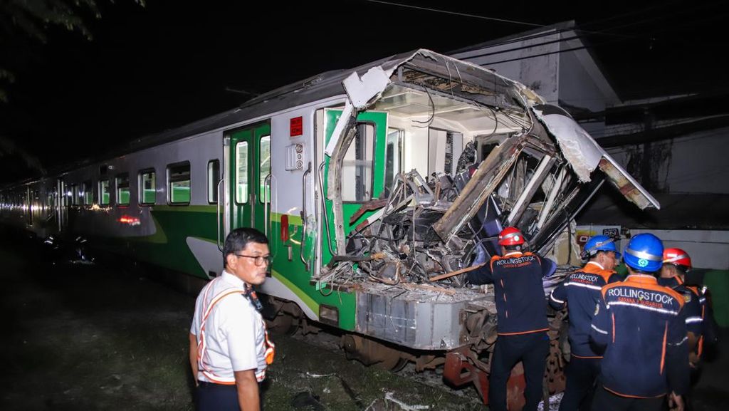 KA Jenggala Tabrak Truk, Asisten Masinis Tewas KA Jenggala Tabrak Truk, Asisten Masinis Tewas