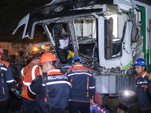 Kasus Tabrakan Truk Vs KA Komuter Gresik, 4 Orang Diperiksa Kasus Tabrakan Truk Vs KA Komuter Gresik, 4 Orang Diperiksa