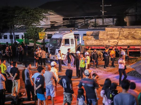 Horor Penampakan Kayu Gelondongan Tertancap di Lokomotif KA Jenggala