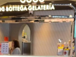 Kacau! Pelayan Tertangkap Jilati Sendok untuk Sajikan Gelato