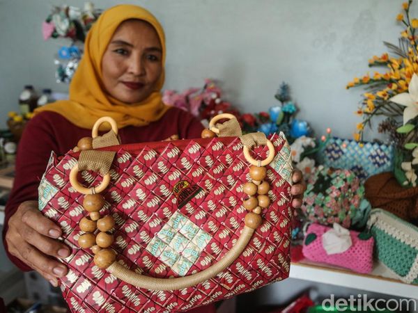 Keren! Ibu-ibu di Jaksel Ubah Sampah Jadi Rupiah