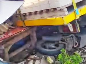 Tak Kuat Nanjak Saat Lintasi Rel, Truk Mundur-Lindas Pemotor Karawang