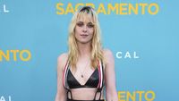 7 Gaya Seksi-Rebel Kristen Stewart, Padukan Bra Kulit dan Suspender