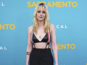 7 Gaya Seksi-Rebel Kristen Stewart, Padukan Bra Kulit dan Suspender