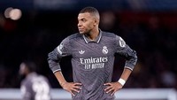 Kylian Mbappe jadi kandidat kuat penerus nomor 10. Saat ini ia mengenakan nomor 9 peninggalan Karim Benzema, namun nomor 10 adalah nomor yang biasa ia pakai di Timnas Prancis. Foto: Richard Callis/Sports Press Photo/Getty Images