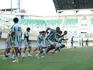Pieter Huistra Jelang PSS Sleman Lawan PSBS: Kita Harus Bikin Kejutan Pieter Huistra Jelang PSS Sleman Lawan PSBS: Kita Harus Bikin Kejutan