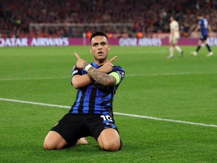 MUNICH, GERMANY - APRIL 08: Lautaro Martinez of FC Internazionale celebrates scoring his team's first goal  during the UEFA Champions League 2024/25 Quarter Final First Leg match between FC Bayern München and FC Internazionale Milano at Fussball Arena Muenchen on April 08, 2025 in Munich, Germany. (Photo by Alex Grimm/Getty Images)
