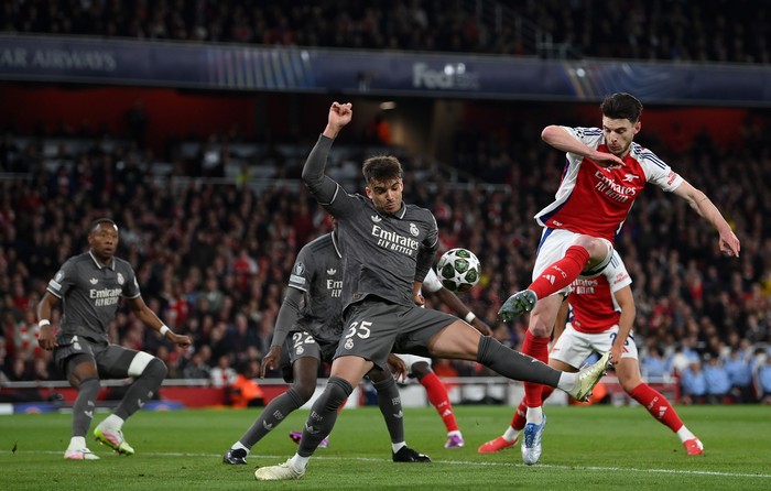 LONDON, ENGLAND - APRIL 08: Raul Asencio of Real Madrid blocks the shot of Declan Rice of Arsenal during the UEFA Champions League 2024/25 Quarter Final First Leg match between Arsenal FC and Real Madrid C.F. at Emirates Stadium on April 08, 2025 in London, England. (Photo by Justin Setterfield/Getty Images)