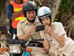 Gaya Lisa BLACKPINK Naik Motor Karbu Pakai Ponco, Fans: Serasa Bisa Digapai