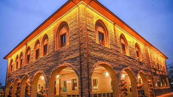 Menikmati Keindahan Arsitektur Masjid Haci Bayram Cami di Turki