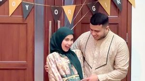 Foto Gender Reveal Miskah Kakak Ipar Fadil Jaidi, Penuh Tawa Bareng Keluarga