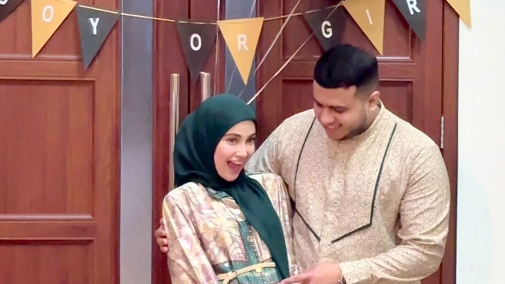 Foto Gender Reveal Miskah Kakak Ipar Fadil Jaidi, Penuh Tawa Bareng Keluarga Foto Gender Reveal Miskah Kakak Ipar Fadil Jaidi, Penuh Tawa Bareng Keluarga