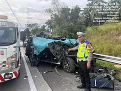 Fortuner Dikendarai Dokter Tabrak Tronton di Tol Terpeka, 2 Orang Tewas