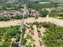 3 Rumah Roboh Imbas Kendaraan Paksa Melintas di Banjir Jalintim Muba