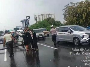 Papan Reklame di Tol Dalkot Roboh karena Angin Kencang, Tak Ada Korban Papan Reklame di Tol Dalkot Roboh karena Angin Kencang, Tak Ada Korban