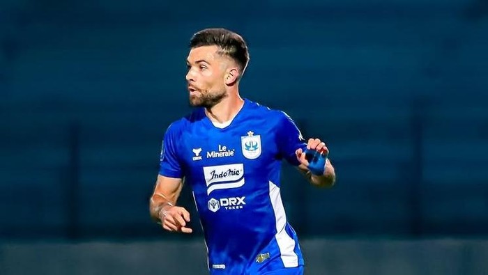 Pemain PSIS asal Spanyol, Roger Bonet atau Ruxi. Pemain PSIS asal Spanyol, Roger Bonet atau Ruxi.
