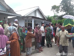 Isak Tangis Iringi Pemakaman Paman yang Terseret Ombak Pantai Bambang
