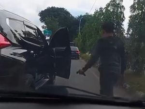 Viral Video Pemobil Pajero di Palembang Ancam Pengendara Lain Pakai Sajam Viral Video Pemobil Pajero di Palembang Ancam Pengendara Lain Pakai Sajam