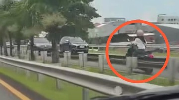 Google Maps Bikin Nyasar! Pemotor Wanita Nekat Lawan Arus di Tol Makassar Petaka Google Maps: Wanita Ini Terjebak di Tol Makassar dan Lawan Arah! Google Maps Bikin Nyasar! Pemotor Wanita Nekat Lawan Arus di Tol Makassar Petaka Google Maps: Wanita Ini Terjebak di Tol Makassar dan Lawan Arah!
