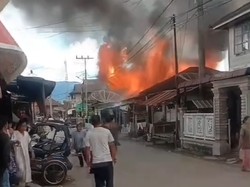 Video: Kesal Tak Diberi Uang, Pemuda di Mandailing Natal Bakar Rumah Ortu