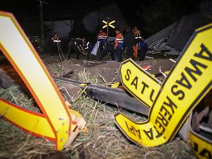 Penanganan Jalur Rel Kereta Pascakecelakaan di Gresik